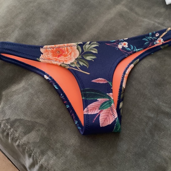 TRIANGL scuba bikini bottom XS - Picture 3 of 4